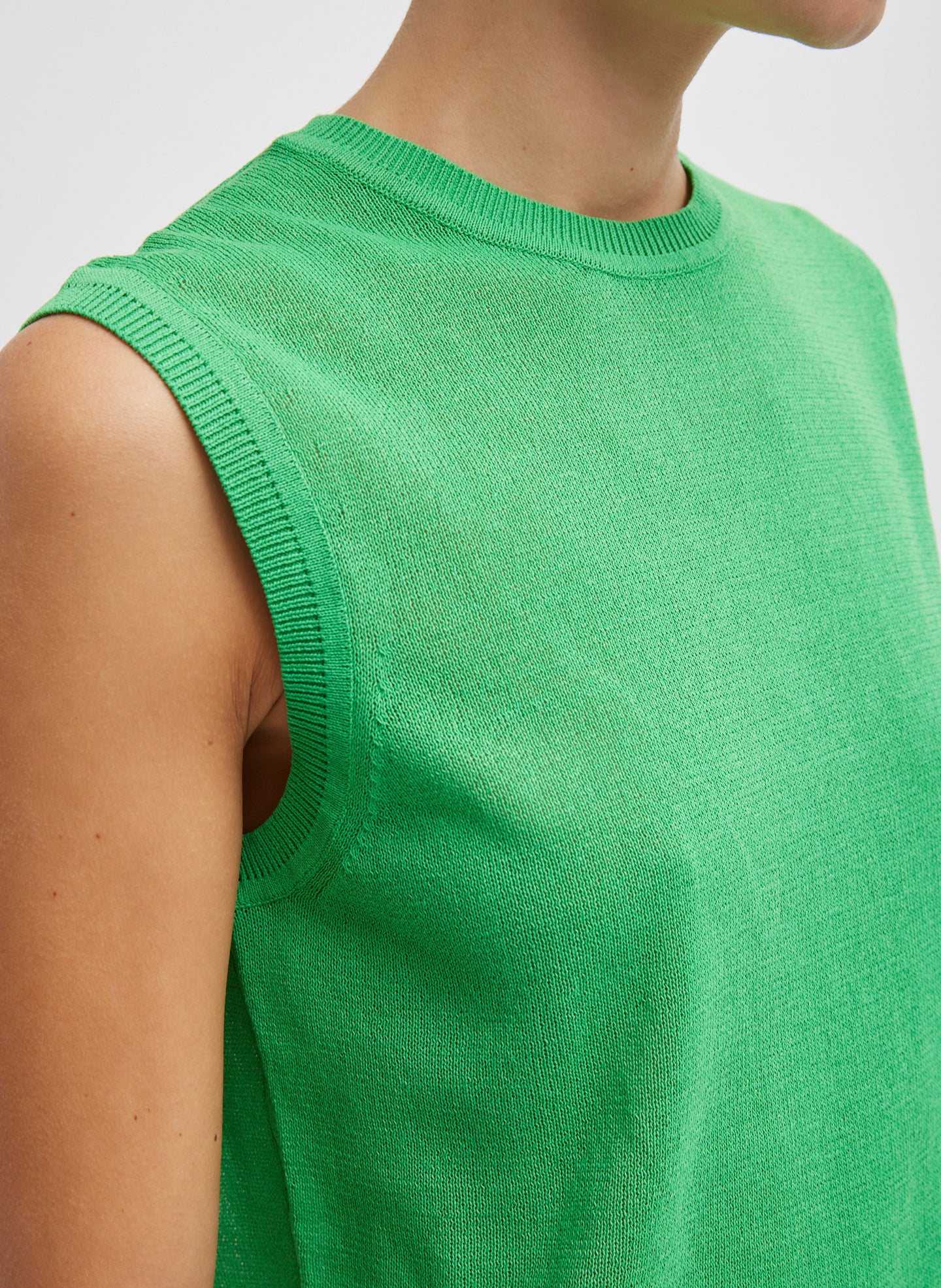 Crispy Sleeveless Sweater - Image 2