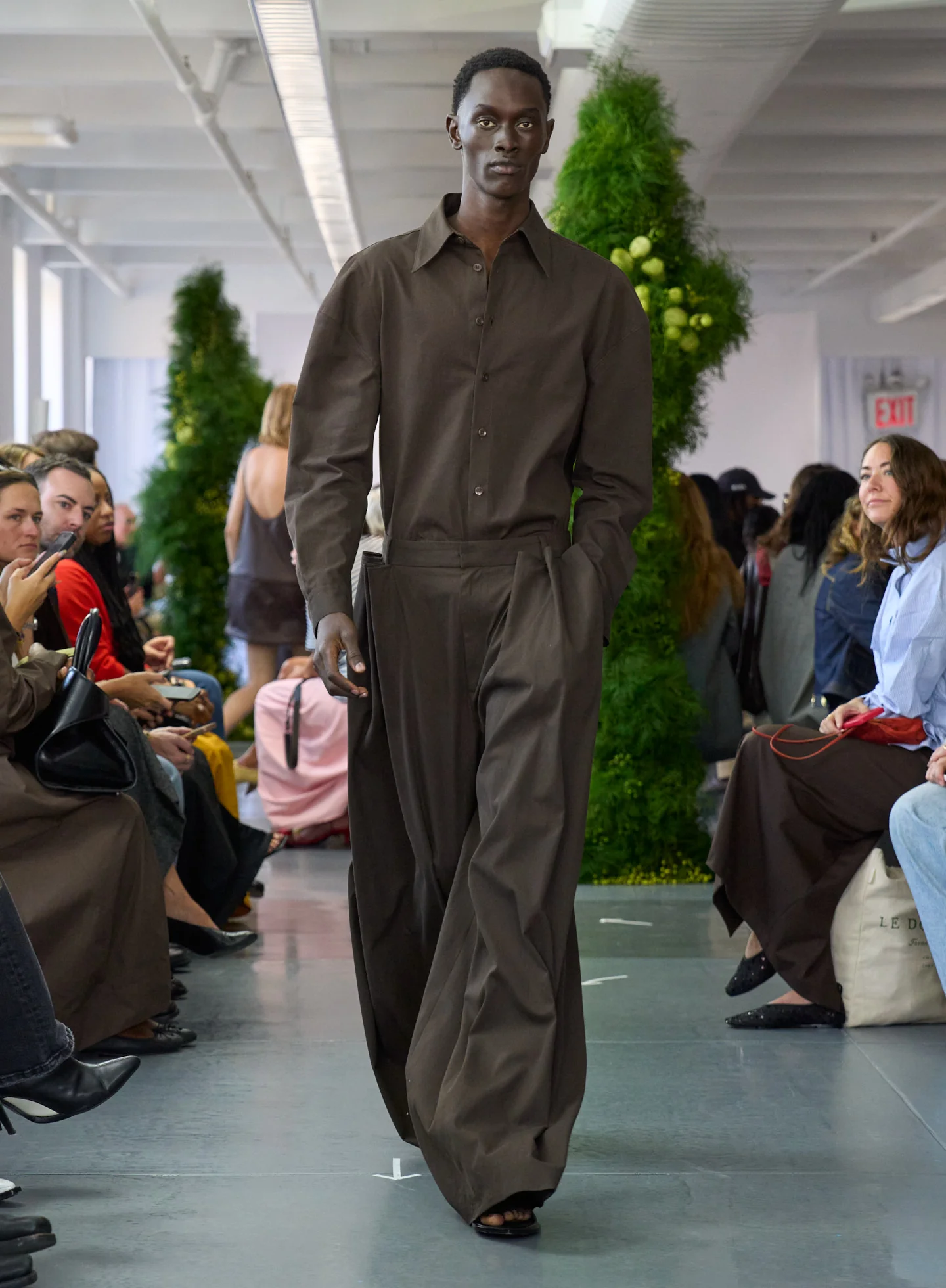 Luxe Spring Twill Tucked Pleated Wide Leg Trouser - Image 2