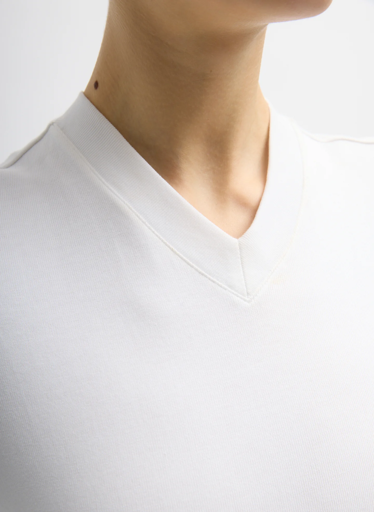 Perfect T-Shirt Shrunken V-Neck - Image 5